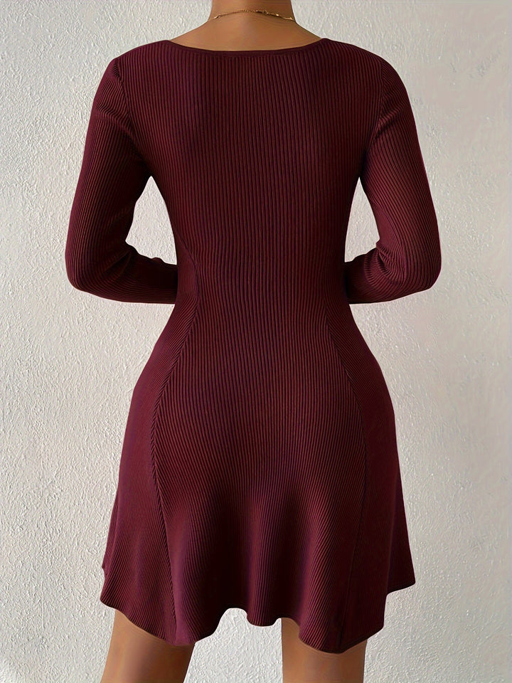Nova | Kleid mit eckigem Ausschnitt und weitem Rock