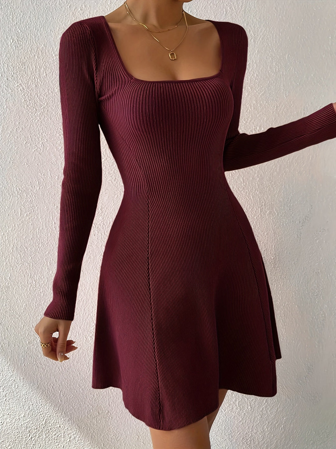 Nova | Kleid mit eckigem Ausschnitt und weitem Rock