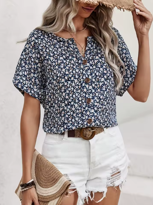 Amira | Luftige Bluse mit Blumenmuster & Holzknopf-Details