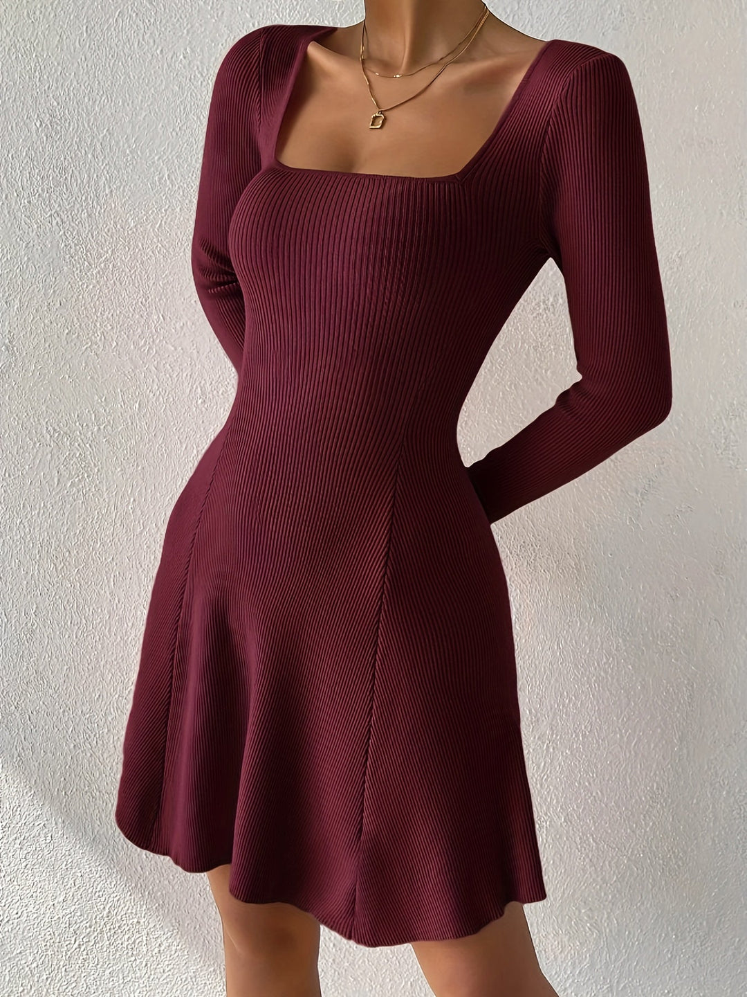 Nova | Kleid mit eckigem Ausschnitt und weitem Rock
